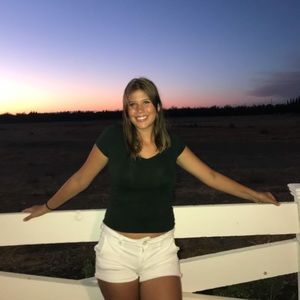 Meet your Posher, Chloe